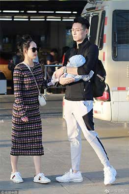 张嘉倪和老公抱着二胎小孩被狗仔追拍照片