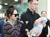 张嘉倪和老公带着二胎宝宝出行同框照片