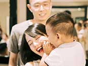 张嘉倪抱着小孩和老公开怀大笑幸福的照片