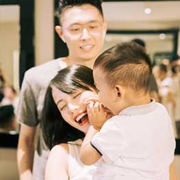 张嘉倪抱着小孩和老公开怀大笑幸福的照片