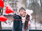 冬天红色气球与情侣超清唯美桌面壁纸图片
