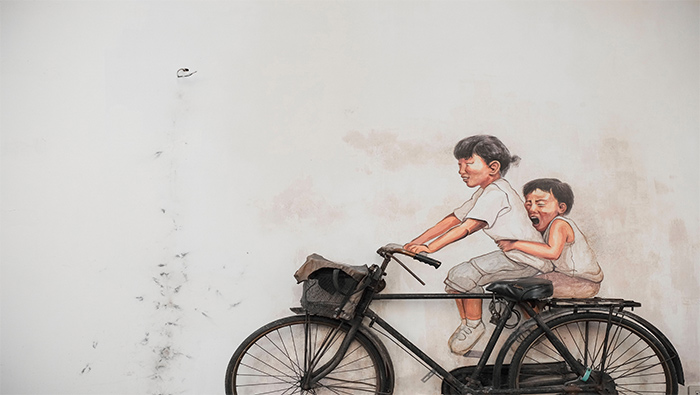 骑自行车的男女超清墙壁彩绘桌面壁纸图片