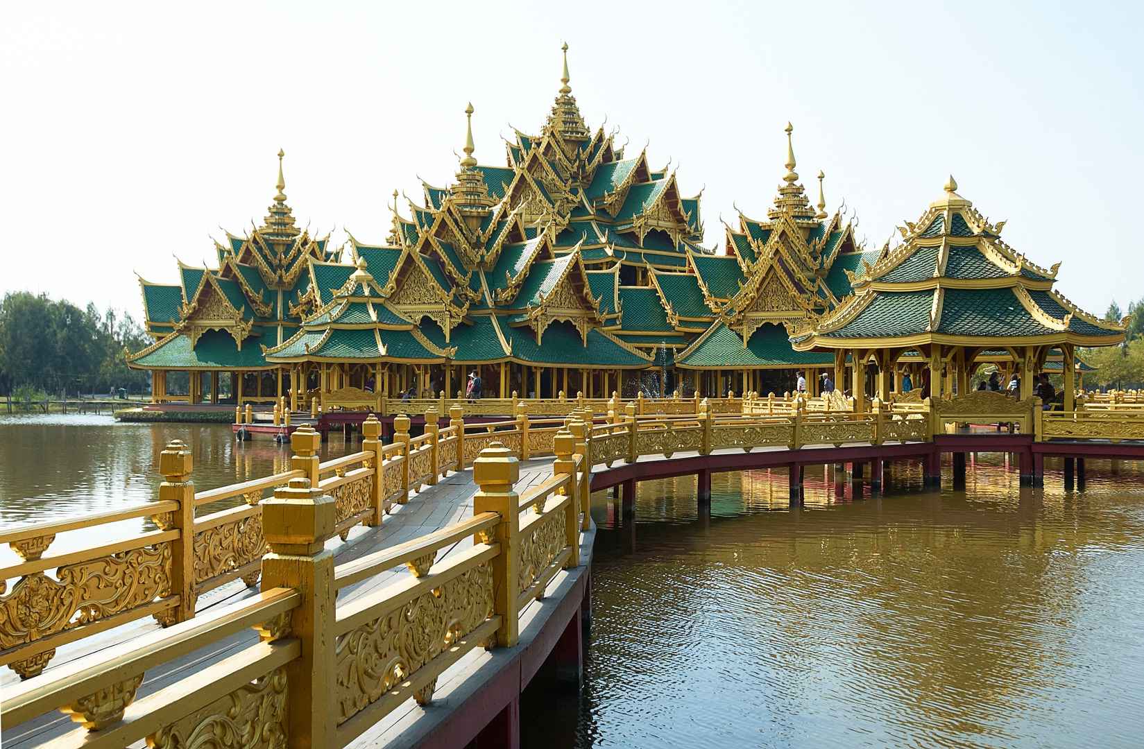 泰国古老湖里佛教