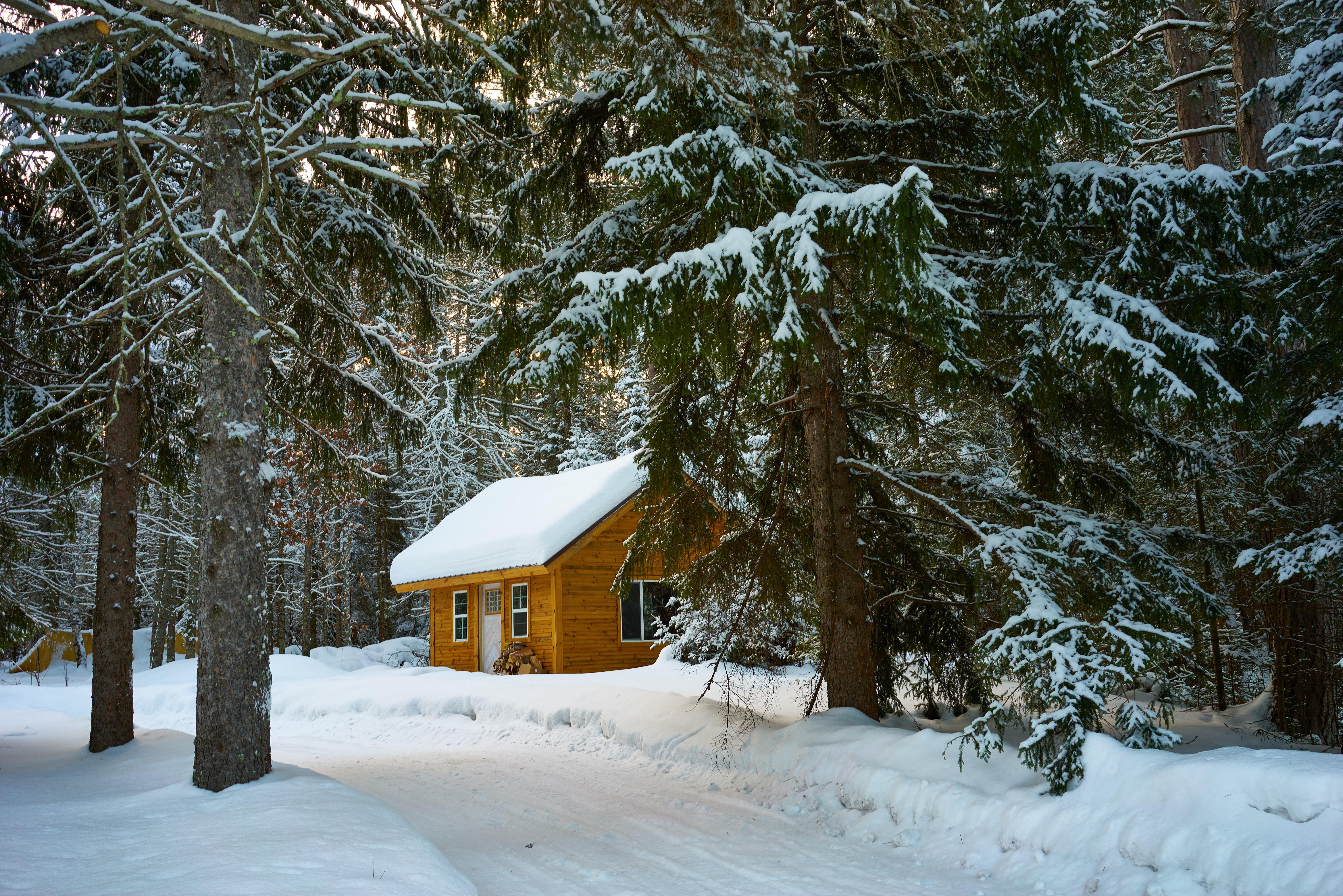冬天山中的小屋高清壁纸图片