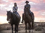 西部世界德洛麗絲與泰迪一起騎馬超清唯美桌面壁紙圖片