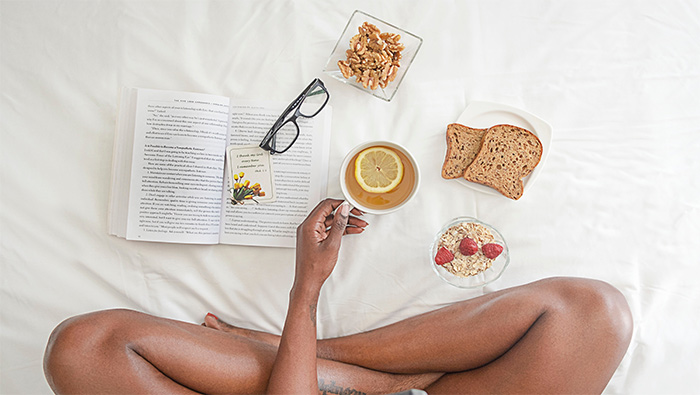 床上的早餐与书超清唯美桌面壁纸图片