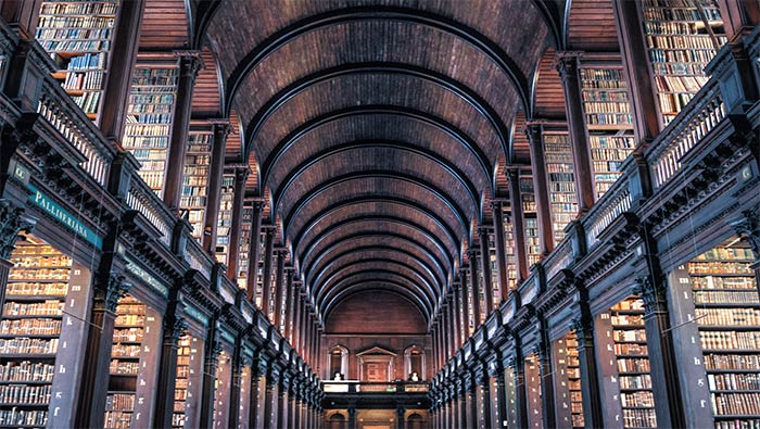 图书馆里的高大书架超清唯美桌面静态壁纸图片