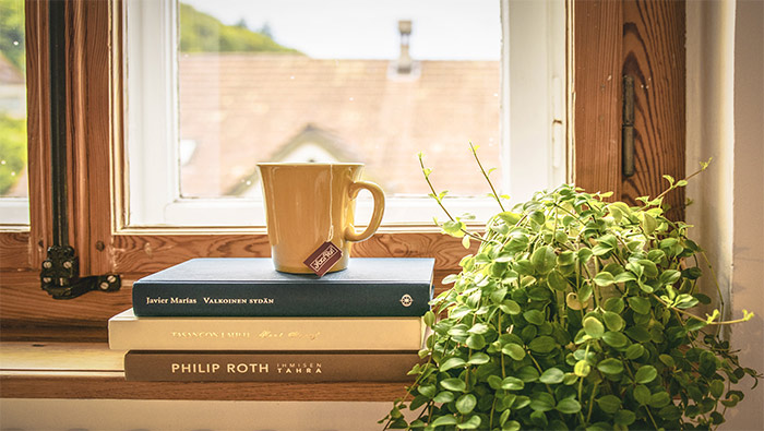 窗边书本上的一杯咖啡超清唯美桌面壁纸图片