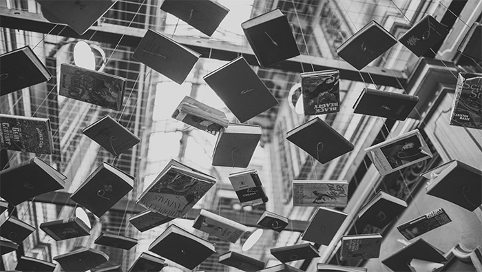 空中悬挂着的书籍超清唯美桌面壁纸图片