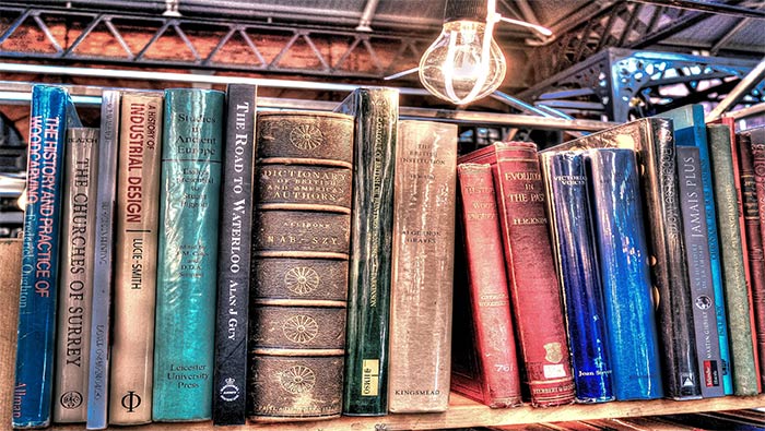 灯光下书架上的书籍超清唯美桌面静态壁纸图片