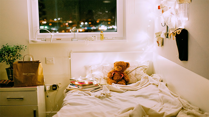 床上的小熊和书籍超清唯美桌面壁纸图片