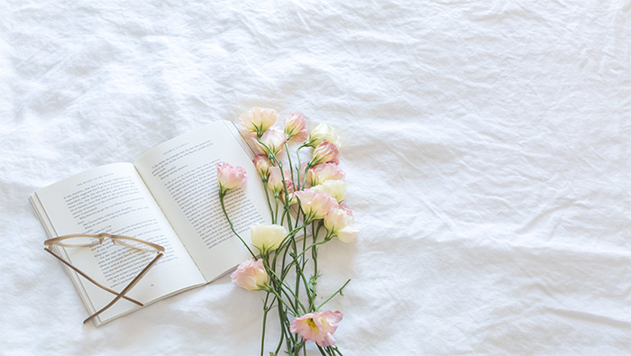 床上的鲜花和书本超清唯美静态桌面壁纸图片