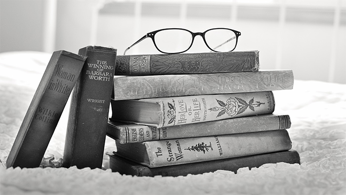 书籍与眼镜复古风超清唯美桌面壁纸图片