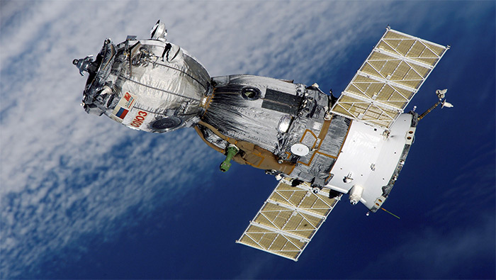  俄罗斯卫星与蓝天白云超清唯美桌面壁纸图片