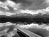 山腳上的平靜湖泊超清唯美黑白壁紙圖片