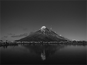 山上被雪覆盖的火山口超清唯美黑白壁纸图片