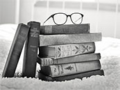 堆疊的書本和眼鏡