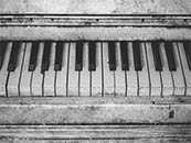 破舊的木質鋼琴超清唯美黑白桌面壁紙圖片