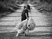 石子路上的女孩與毛絨小熊超清唯美黑白壁紙圖片