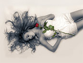 床上的金發美女與玫瑰花超清唯美黑白壁紙圖片