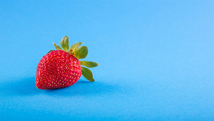 一颗刚采摘下来的新鲜草莓超清唯美水果壁纸图片