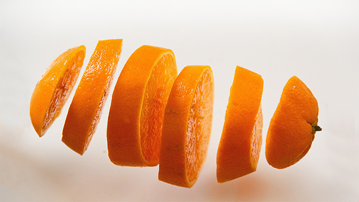 一颗被切成片的橙子超清唯美水果壁纸图片