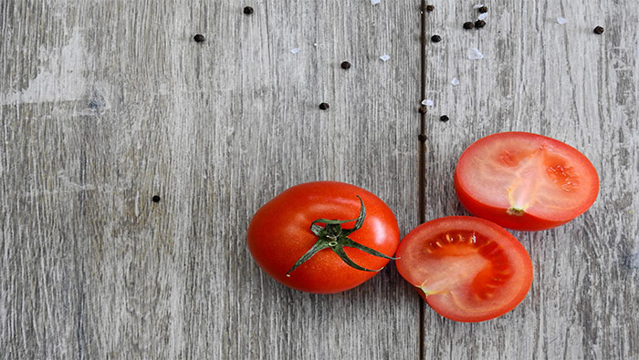 木板上的番茄超清唯美桌面水果壁纸图片