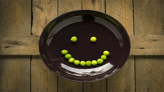 碗中的绿豆与笑脸超清唯美桌面水果壁纸图片