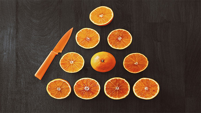 被水果刀切成片状的橙子超清唯美水果壁纸图片