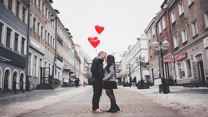 大街上的情侣与爱心气球超清唯美桌面壁纸