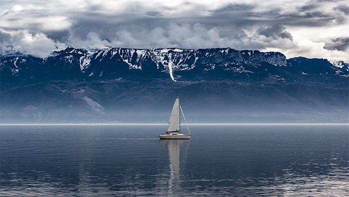 高山湖泊上的帆船超清唯美桌面壁纸