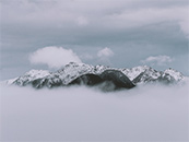 云雾上的雪山超清唯美桌面壁纸图片