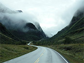 雨雾间通向深山的道路超清唯美桌面壁纸图片