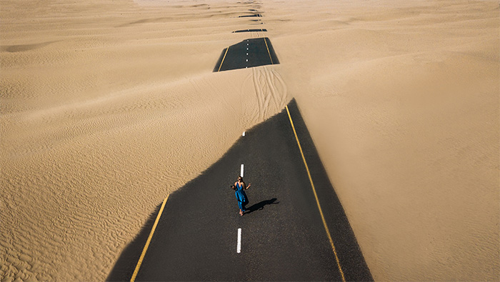 正在被沙漠吞噬的道路超清唯美桌面壁纸