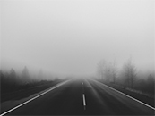 浓雾中的柏油马路超清唯美桌面壁纸图片
