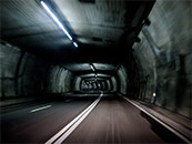 幽暗深邃的海底隧道超清桌面壁纸图片