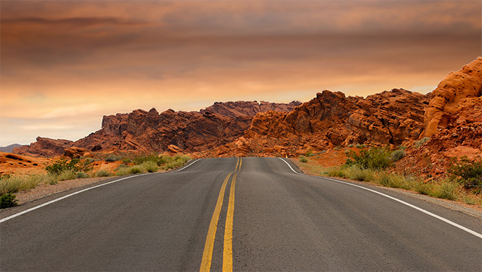 黄色沙漠上的公路超清唯美桌面壁纸图片