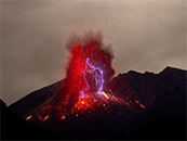 闪电中的火山喷发