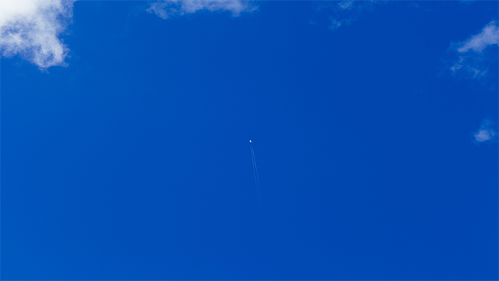 蓝色天空中正在上升的飞行器超清唯美桌面壁纸图片