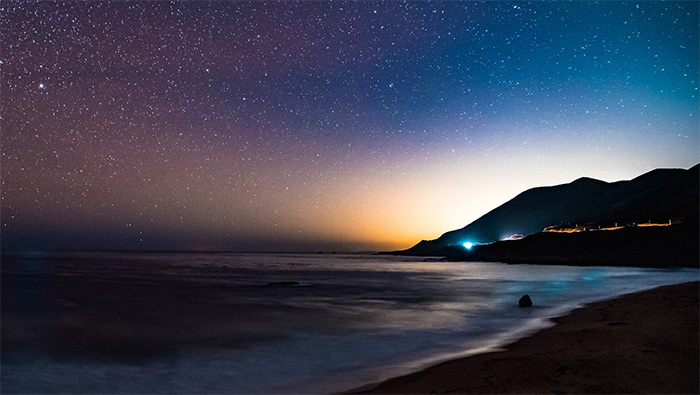 夜晚沙滩上的唯美夜空桌面图片壁纸