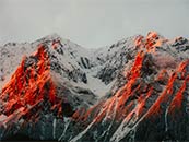 被晚霞染红的雪山岩石超清唯美桌面壁纸图片