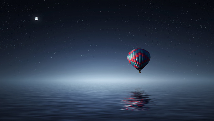 夜色下的平静湖泊上的热气球超清唯美桌面壁纸图片