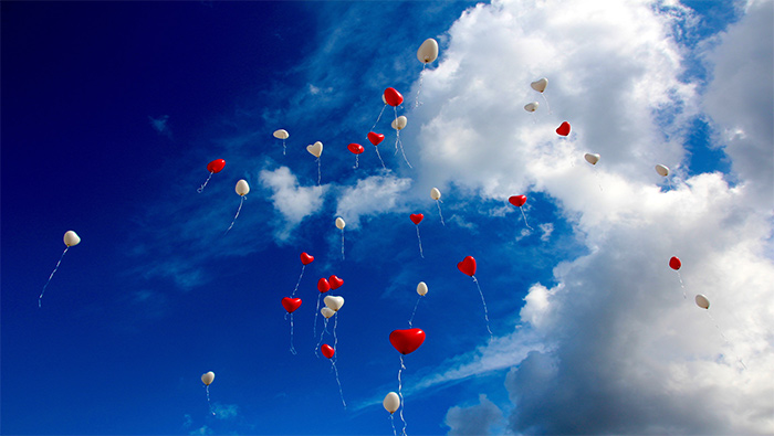 蓝色天空下的随风飞翔的气球超清唯美桌面壁纸图片