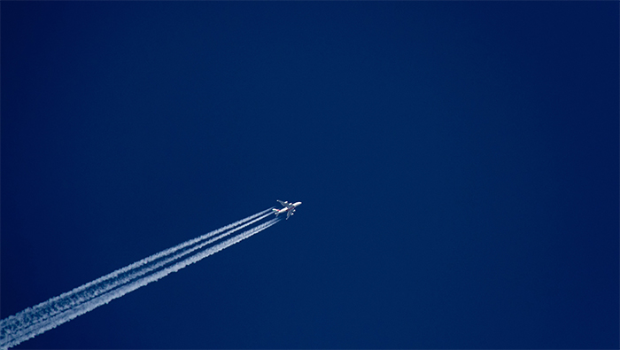 蓝色背景下的飞机飞行路线超清唯美桌面壁纸图片