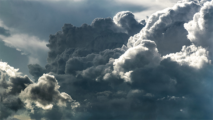 天空中的一团巨大乌云超清唯美桌面壁纸图片