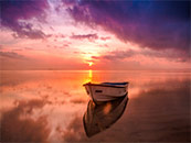 日落时宁静海边上的一艘小船超清唯美桌面壁纸图片