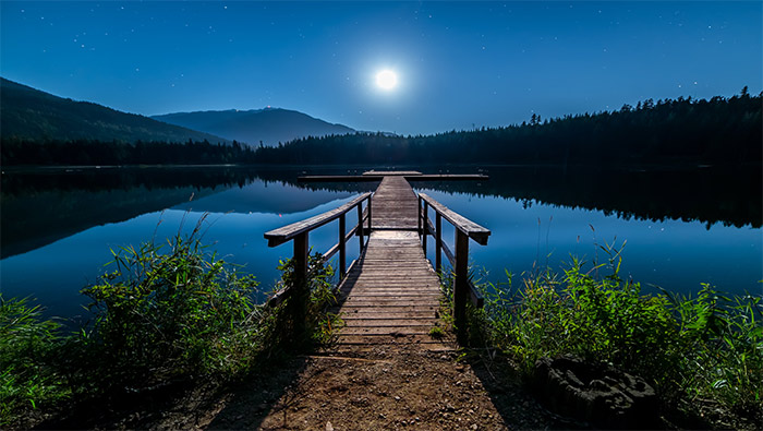 月光下的平静湖面和码头超清唯美桌面壁纸图片
