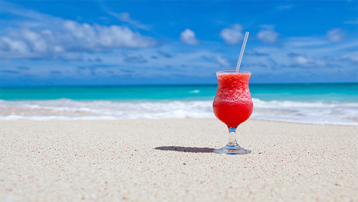 蓝天沙滩与西瓜汁超清唯美桌面屏保图片