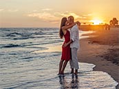 夕阳下正在沙滩上拥抱的情侣超清唯美桌面屏保图片
