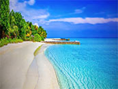 蓝色海边的狭长沙滩超清唯美桌面屏保图片
